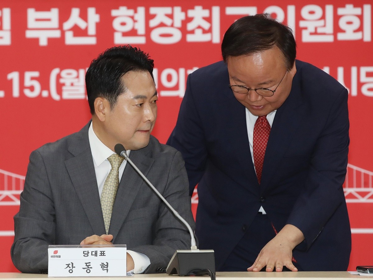 대화를 나누는 장동혁(왼쪽) 국민의힘 대표와 김재원 국민의힘 최고위원. / 뉴스1