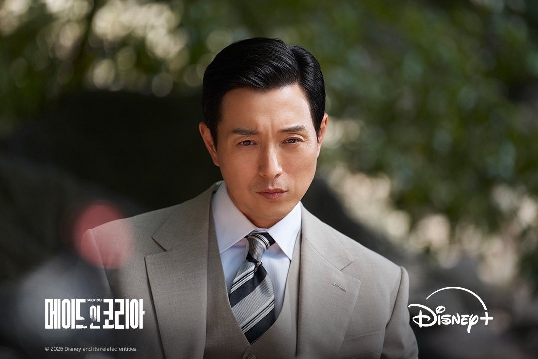 '메이드 인 코리아'에서 대통령 경호실장 천석중 역을 맡은 정성일 / 디즈니+
