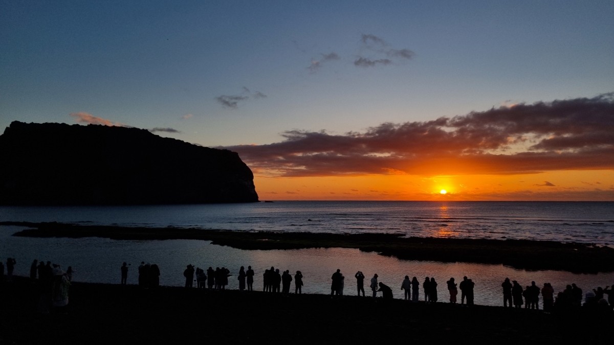 성산일출봉 인근 해변에서 사람들이 일출을 보며 새해 소망을 빌고 있다. / 뉴스1