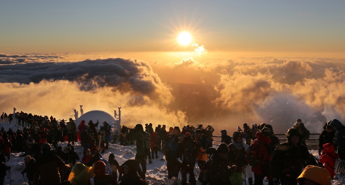 한라산 백록담에 관광객들이 해돋이를 지켜보고 있다. / 뉴스1