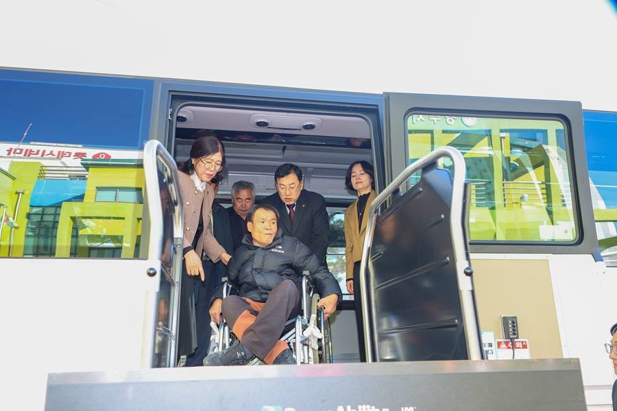 주낙영 경주시장이 고향사랑기금 제1호 사업으로 도입된 특장버스를 통해 장애인 이동지원 시연을 진행하고 있다/이하 경주시