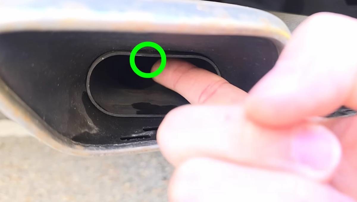 배기구 상단을 손끝으로 확인하는 모습 / 유튜브 '1분미만'