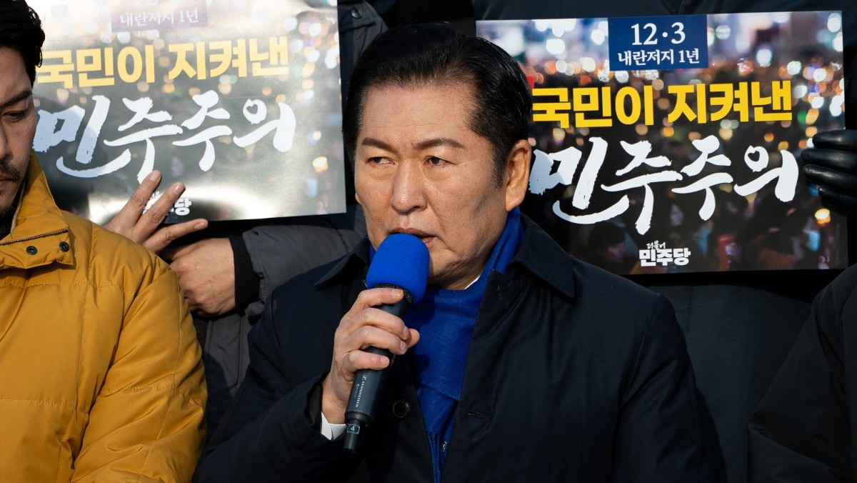 정청래 더불어민주당 대표가 3일 서울 여의도 국회 본청 앞 계단에서 열린 12.3 내란 저지 1년 현장 최고위원회의에서 모두 발언을 하고 있다. / 뉴스1