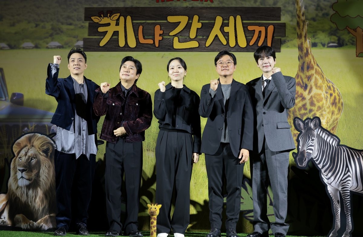 (왼쪽부터) 은지원과 이수근, 김예슬 PD, 나영석 PD, 규현이 예능 '케냐 간 세끼' 제작보고회에서 포즈를 취하고 있는 모습. / 뉴스1-권현진 기자