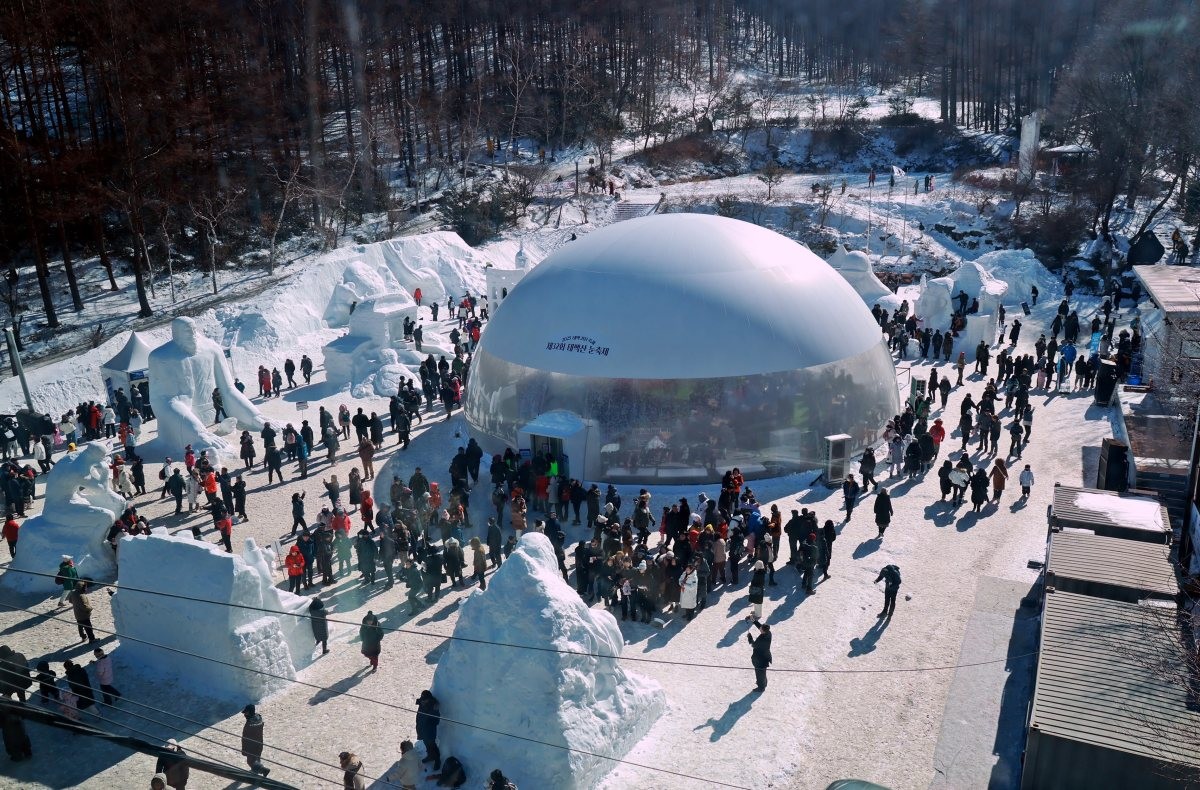 지난 겨울 강원도 태백시 당골광장에서 열린 '제32회 태백산 눈축제(2025 태백 겨울 축제)' 현장이 관광객들로 북적이고 있다. / 태백시 제공, 뉴스1