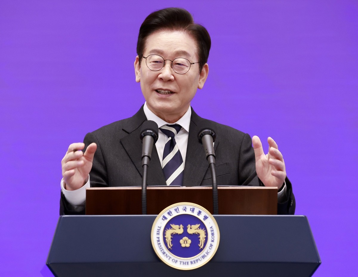 이재명 대통령이 3일 청와대 영빈관에서 열린 외신 기자회견에서 취재진 질문에 답하고 있다.     이 대통령은 우리 군이 12.3 비상계엄 선포의 명분을 마련하기 위해 북한에 대북 전단을 살포했다는 이른바 '평양 무인기' 의혹과 관련해 '(북한에) 사과해야 하지 않을까 생각하면서도, 자칫 소위 '종북몰이'나 정치적 이념대결의 소재가 되지 않을까 걱정이 들어서 차마 말을 못 하고 있다'라고 밝혔다.    / 연합뉴스