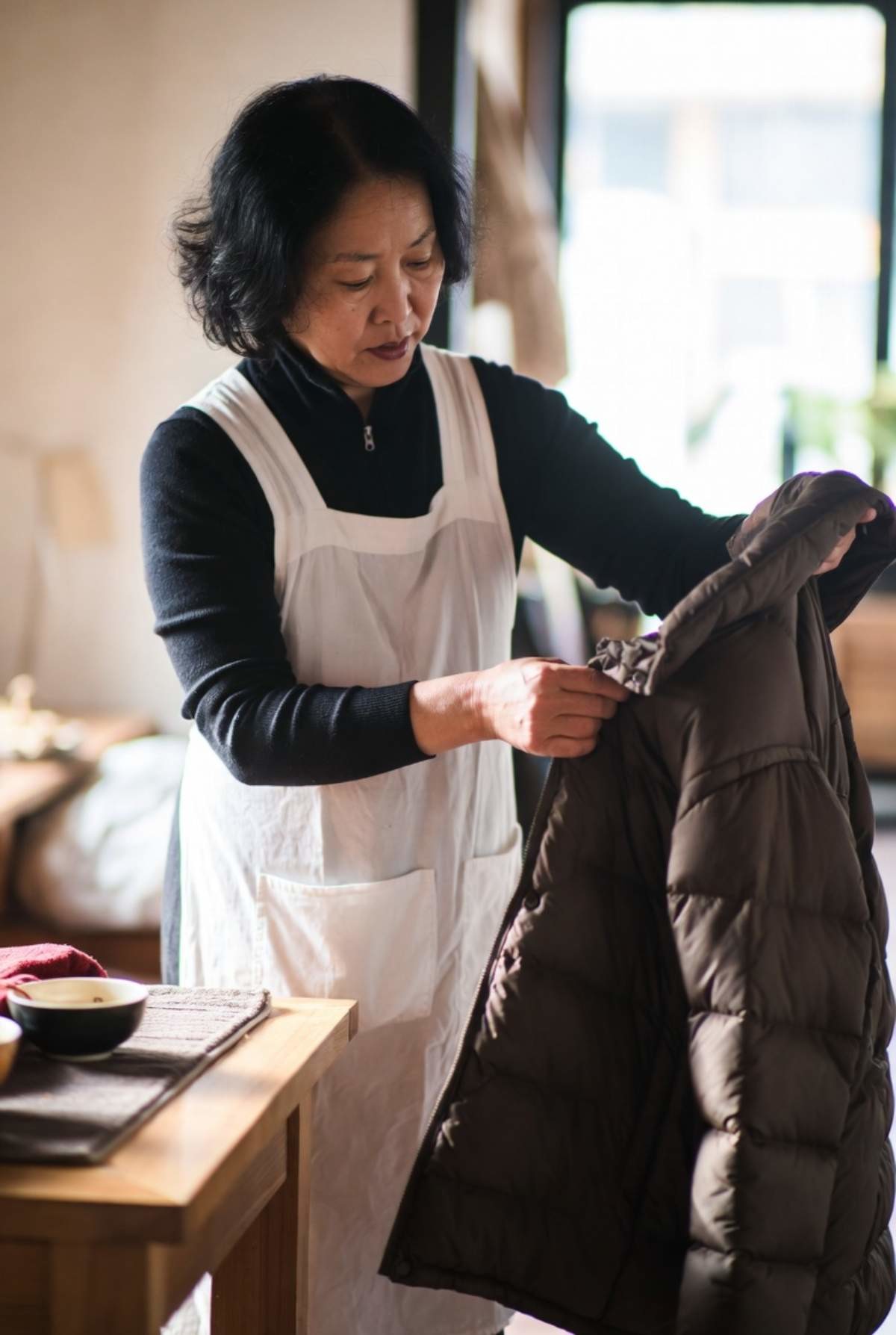 겨울 패딩 케어하는 주부의 모습. 자료사진.