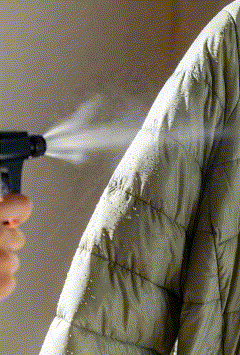 '패딩 솜 뭉침 현상 간단 해결 방법?!' 패딩에 분무기로 물 뿌리는 움짤.