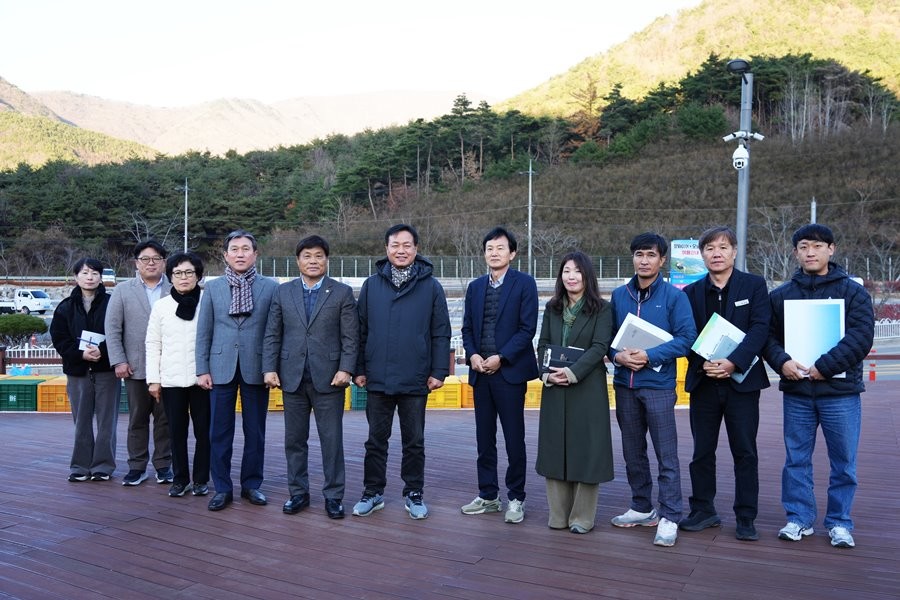 행정사무감사 4일차인 지난 1일 영천시의회 산업건설위원회 소속 위원들이 보현산댐 출렁다리 앞 농산물가판대 현지 확인을 위해 현장을 방문 후 기념촬영을 하고 있다. / 영천시의회 제공