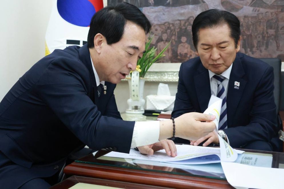 정청래 당대표와 긴급면담을 갖는 박수현 의원 / 의원실 제공