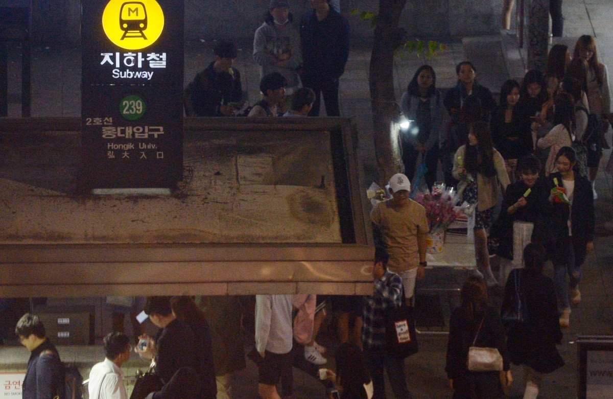 서울 마포구 홍대입구역이 인파로 북적이고 있다. / 뉴스1