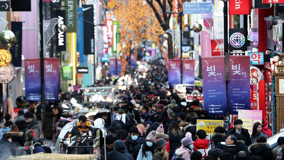인파로 북적이는 거리 / 뉴스1