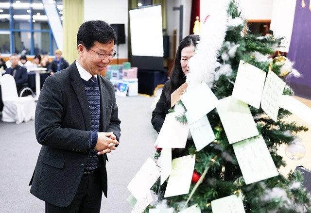 박병규 광산구청장이 소원나무에 걸린 소원을 선정하고있다.