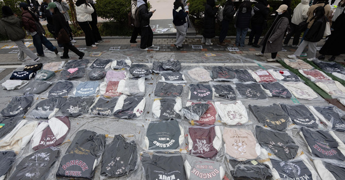 동덕여자대학교 총학생회를 비롯한 학생들이 서울 성북구 동덕여자대학교에서 열린 남녀공학 전환과 총장 직선제 문제를 논의하는 학생총회에 참석하기 위해 줄지어 입장하던 당시 모습 / 뉴스1