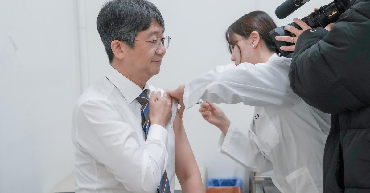 2일 예방접종 중인 임승관 질병관리청장 / 뉴스1