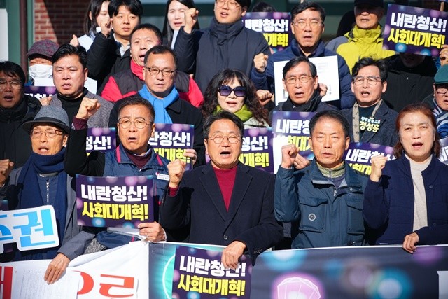 강기정 광주광역시장이 3일 오전 동구 5·18민주광장에서 열린 빛의혁명 1년 광주공동체 기자회견에 참석해 구호를 외치고 있다./광주광역시 제공