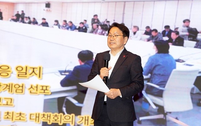 강기정 광주광역시장이 3일 시청 대회의실에서 열린 12월 정례조회에 참석해 12·3불법계엄 당시 광주시 대처를 설명하며, 빛의 혁명 1년을 되돌아보고 있다. /광주광역시 제공