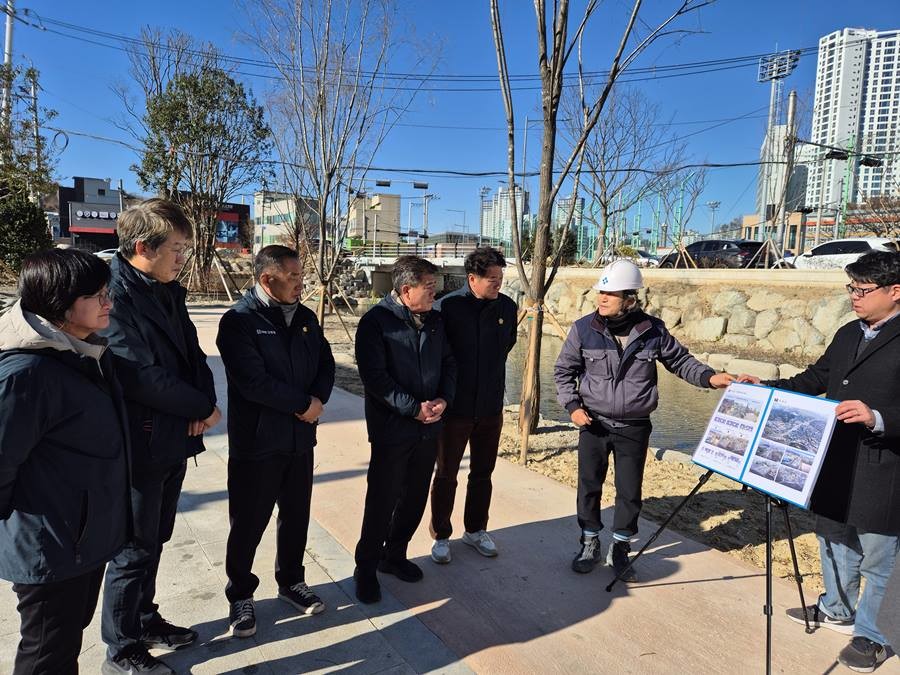 포항시의회 건설도시위원회의 학산천 생태하천 복원 사업지 현장 방문/포항시의회