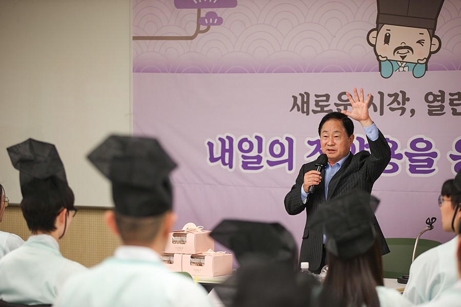 주광덕 시장이 신규공직자 교육에 참석해 격려의 말을 전하고 있다