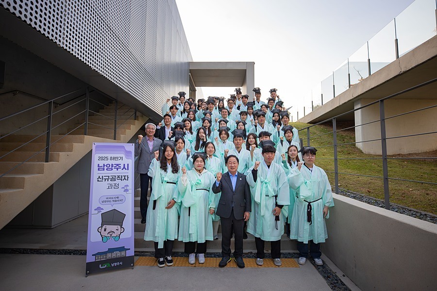 12월 1일 신규공직자들과 소통하며 응원의 메시지를 전달하는 주광덕 시장