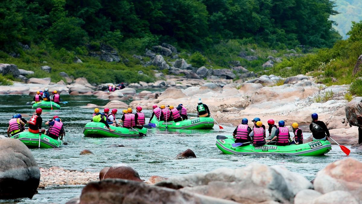 인제 내린천에서 래프팅을 즐기고 있는 관광객들 모습. / 뉴스1