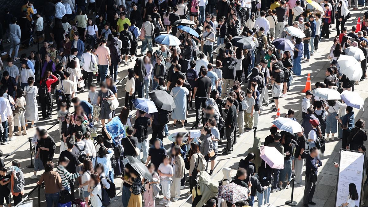 서울 용산 국립중앙박물관을 찾은 관람객들이 줄을 서서 입장하고 있는 모습. 기사 이해를 돕기 위한 자료 사진 / 연합뉴스