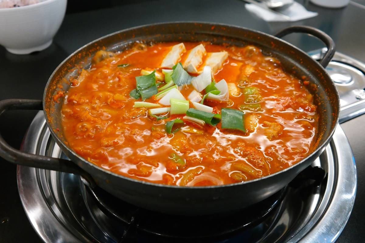 김치찌개 / Hyung min Choi-Shutterstock.com