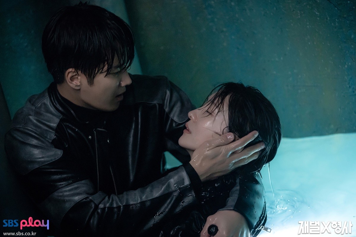 '재벌X형사' 시즌1에서 활약한 안보현과 박지현 / SBS