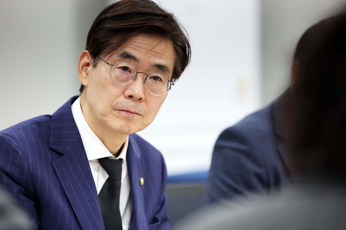 조경태 국민의힘 의원이 12·3비상계엄 1년을 맞은 3일 광주 서구 5·18기념회관을 찾아 5·18 3단체(부상자회·공로자회·유족회) 등과 간담회를 하고 있다. / 뉴스1