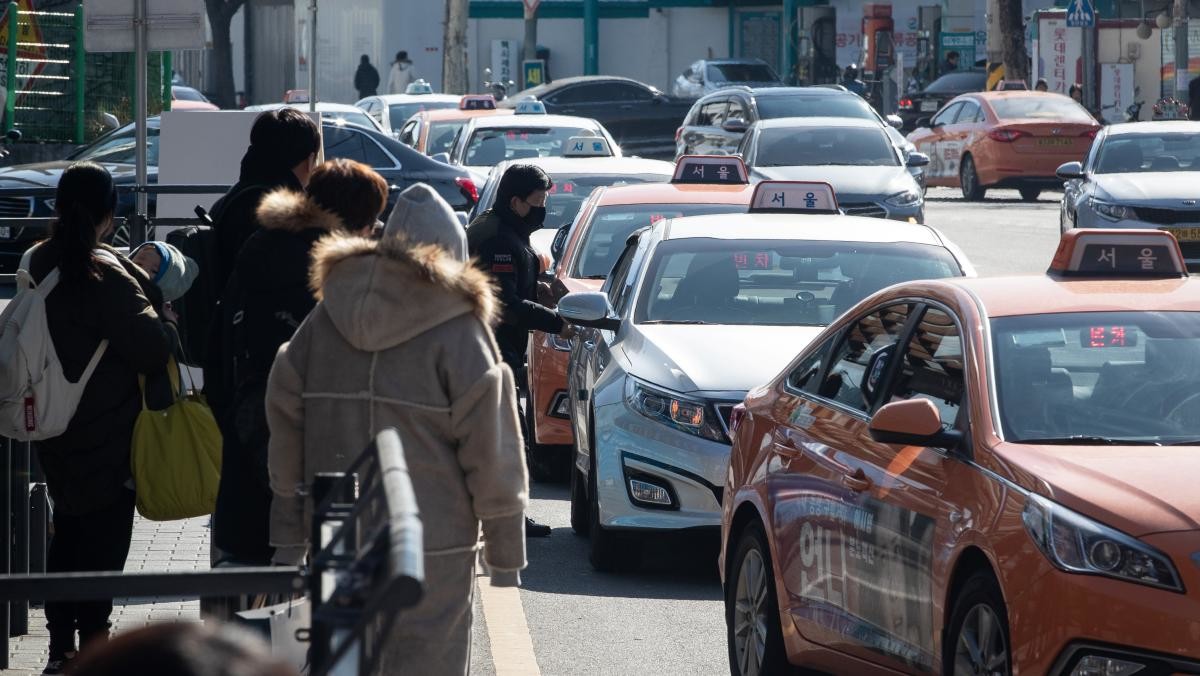 서울역 인근 도로에 택시들이 승객을 태우기 위해 줄지어 서 있다. / 뉴스1