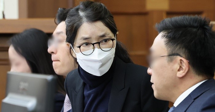 3일 서울 서초구 서울중앙지방법원에서 주가조작과 통일교 청탁 등의 혐의를 받는 김건희 씨의 결심공판 진행된 가운데 김건희 씨가 변호인과 대화를 하고 있다.  / 뉴스1