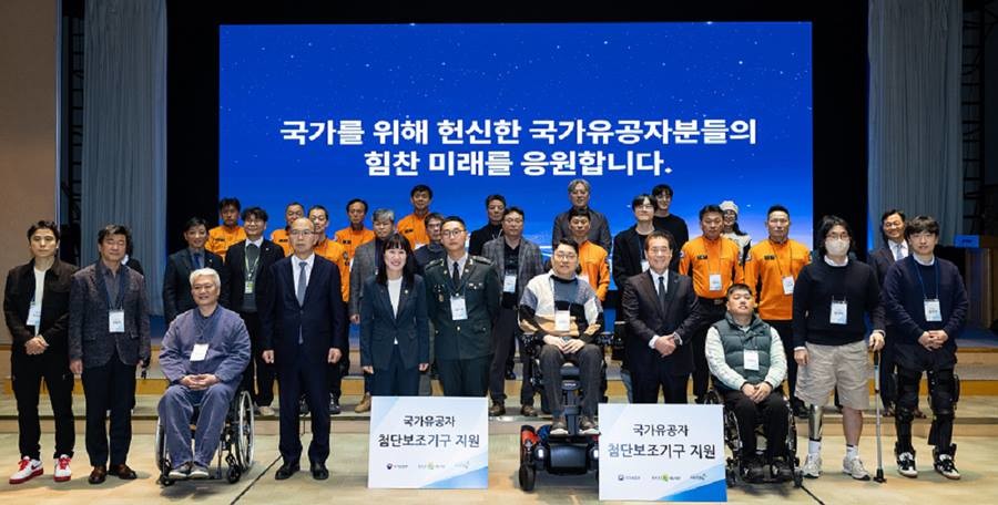 포스코1%나눔재단(이사장 포스코그룹 장인화 회장)이 3일 서울 포스코센터에서 국가유공자 및 현직 소방관·군인 등 36명에게 첨단보조기구를 전달했다./재단