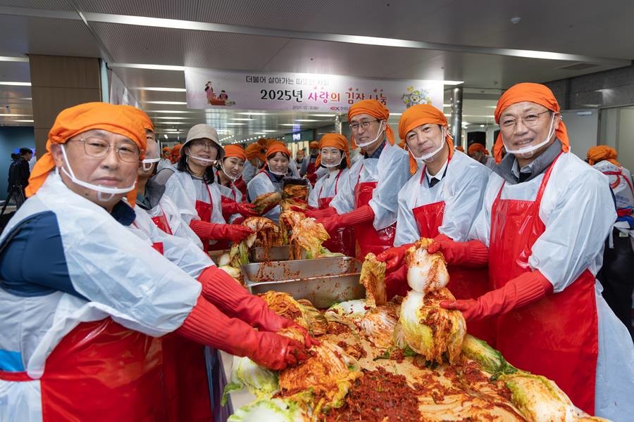 함진규 한국도로공사 사장(오른쪽에서 세 번째), 유좌목 노동조합 사무처장(오른쪽에서 두 번째) 등 임직원들이 김장을 하고 있다./이하 공사