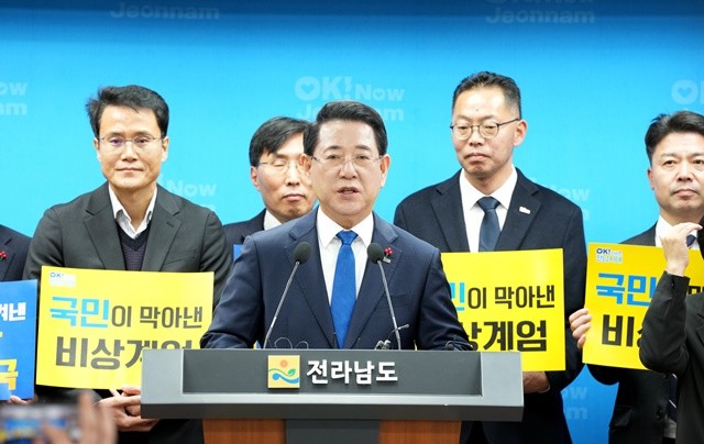 김영록 전라남도지사가 3일 도청 브리핑룸에서 ‘12·3 불법 비상계엄 저지 1주년’ 대도민 성명문을 발표하고 있다.