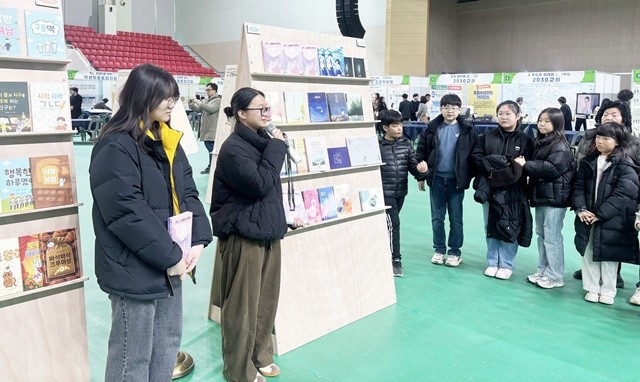 ‘나도 작가 프로젝트’에 참여한 나주고등학교 한 학생 작가가 자신의 책을 소개하고 있다.