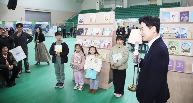 김대중 전라남도교육감이 ‘나도 작가 프로젝트’에 참여한 학생 작가들에게 격려의 말을 전하고 있다.