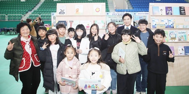 김대중 전라남도교육감과 ‘나도 작가 프로젝트’에 참여한 학생 작가들이 기념사진 촬영을 하고 있다.