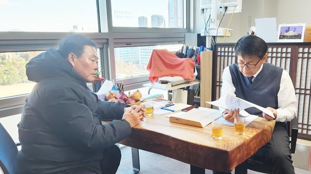 무안군 주요 사업 반영 현황 파악을 위해 서삼석 국회의원실을 방문한 김산 군수