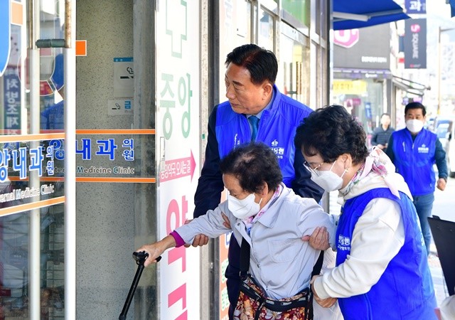 김한종 장성군수가 어르신을 병원까지 모셔다 드리는 '병원 동행 서비스' 일손을 거들고 있다. 장성군 제공