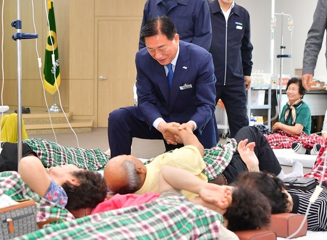 지난 5월 삼계면 농촌왕진버스를 찾은 김한종 장성군수가 지역민과 환담을 나누고 있다. 장성군 제공