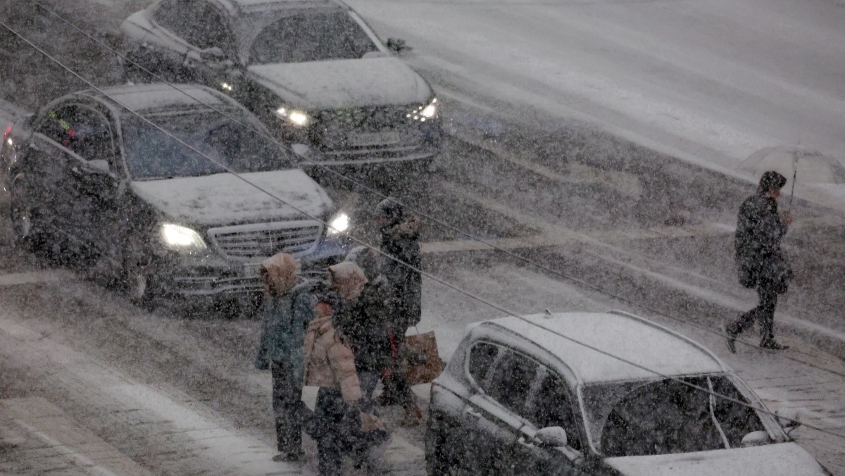 시민들이 눈을 맞으며 길을 걷고 있다. / 뉴스1