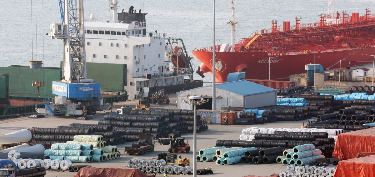 평택항에 철강제품이 쌓여있는 모습. 기사의 이해를 돕기 위한 사진 / 뉴스1