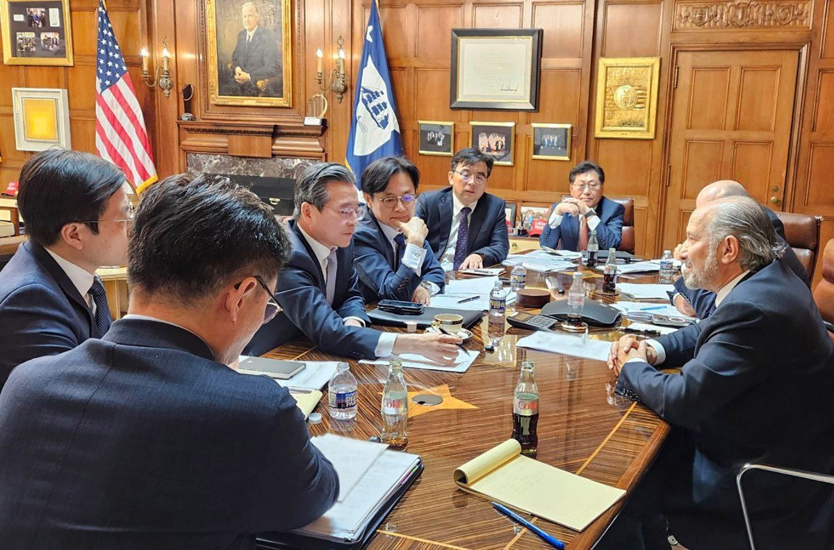 김용범 대통령실 정책실장과 김정관 산업통상자원부 장관이 지난 10월 16일(현지시간) 미국 워싱턴 D.C. 상무부 회의실에서 하워드 러트닉(Howard Lutnick) 미 상무부 장관과 면담을 갖고 한미 관세협상 현안을 논의하고 있다. / 산업통상자원부 제공, 뉴스1