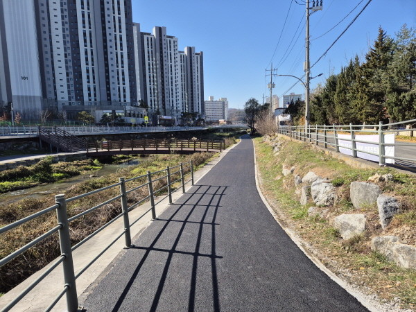 용인특례시 처인구 금어천 자전거·보행자 겸용도로 정비 완료. / 용인특례시