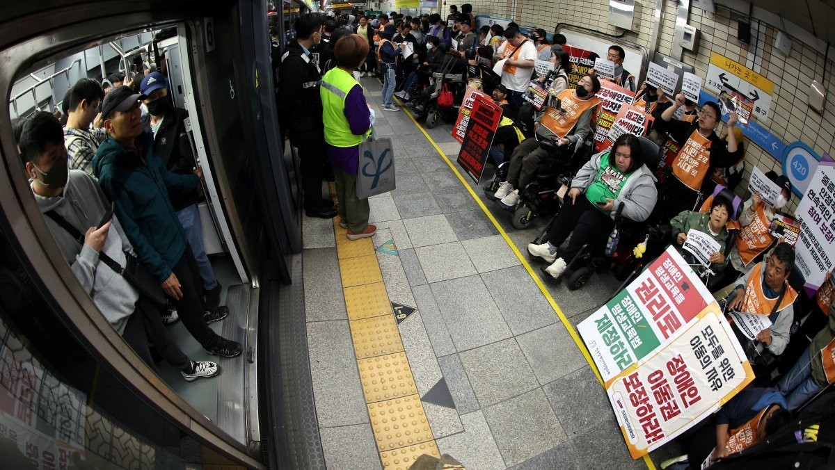 지난 4월 서울 지하철 4호선 혜화역 동대문 방면 승강장에서 열린 제62차 '출근길 지하철 탑니다' 시위에서 전국장애인차별철폐연대(전장연) 회원들과 지하철 탑승 시민들이 마주보고 있다. 기사의 이해를 돕기 위한 사진 / 뉴스1