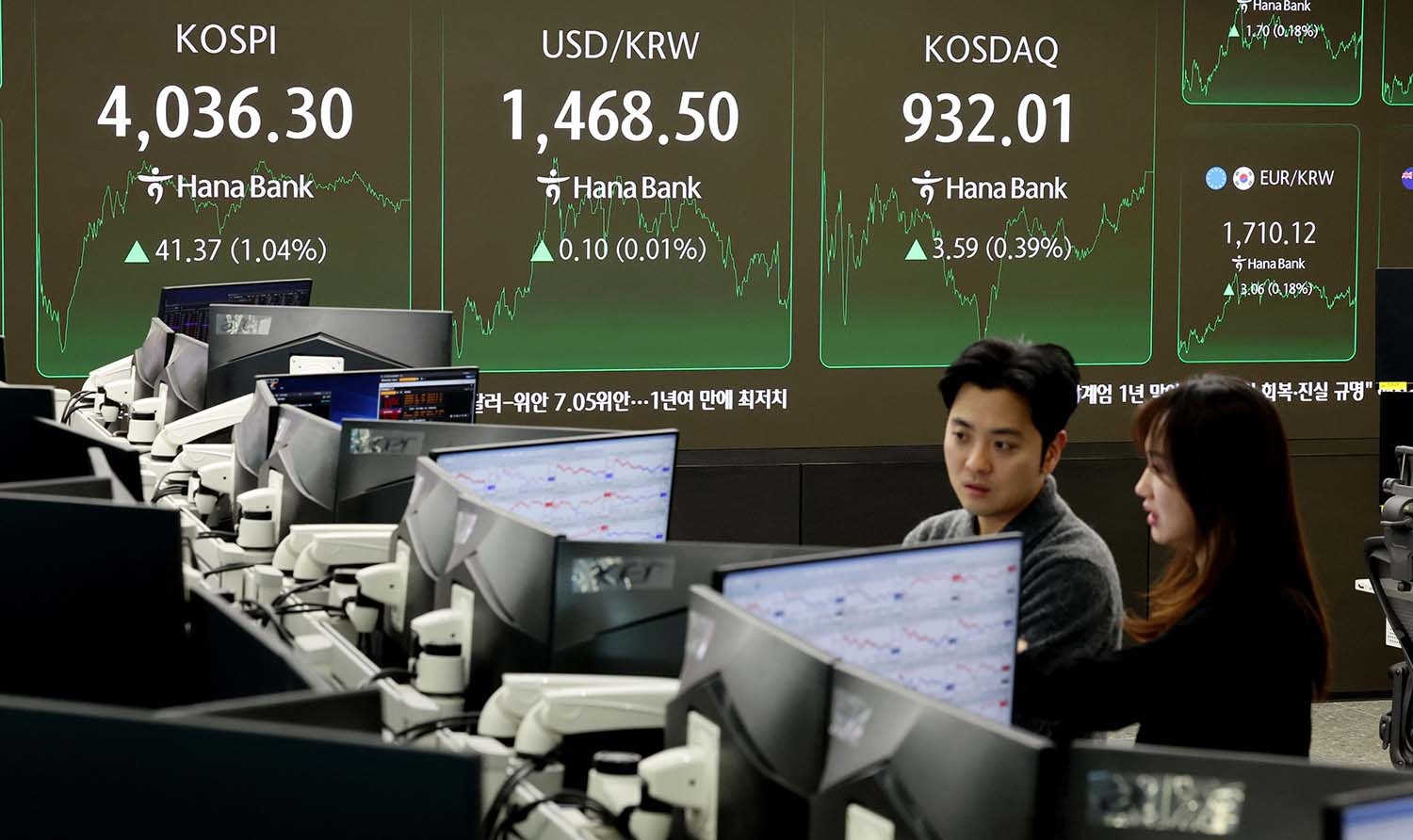 3일 서울 중구 하나은행 본점 딜링룸 전광판에 증시 종가가 표시되고 있다. 이날 코스피 지수는 전 거래일 대비 41.37p(1.04%) 상승한 4036.30로 장을 마감했다. / 뉴스1