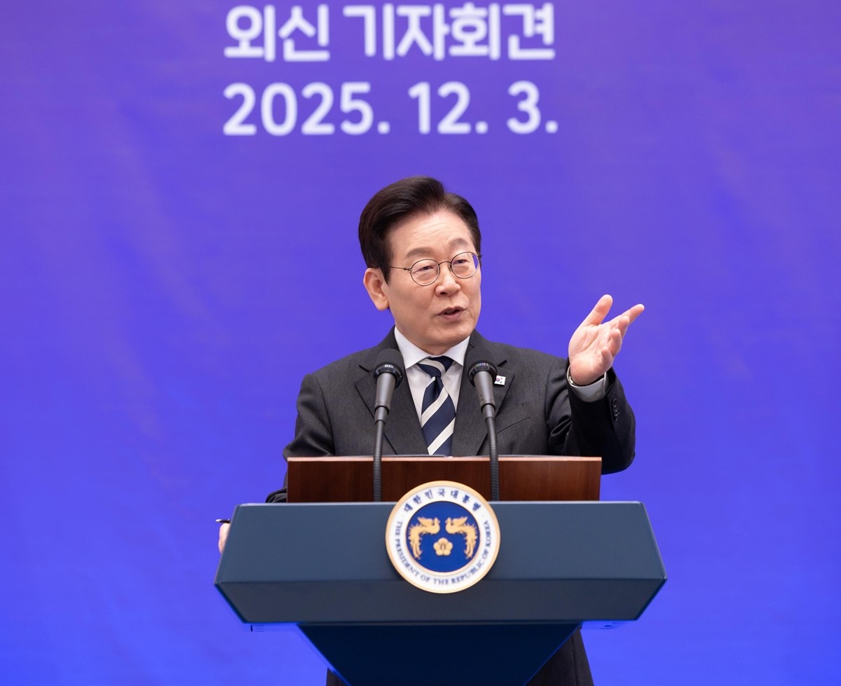 이재명 대통령이 3일 청와대 영빈관에서 열린 '새롭게 선 민주주의, 그 1년' 외신 기자회견에서 취재진의 질문을 받고 있다.  / 대통령실
