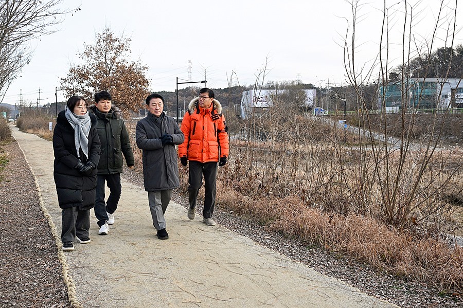 김동근 시장이 12월 3일 녹양동 중랑천변에 조성된 맨발길을 점검하고 있다