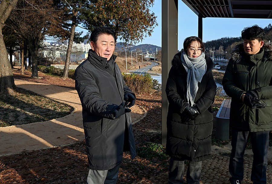 김동근 시장이 12월 3일 가능동 중랑천변에 조성된 맨발길을 점검하고 있다