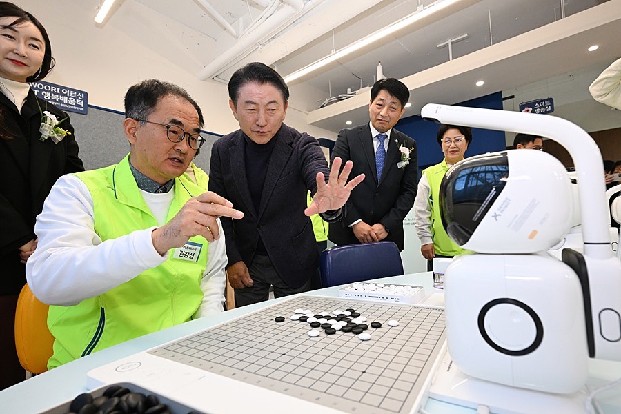 김동근 시장이 12월 3일 송산노인종합복지관에서 열린 ‘WOORI 어르신 IT 행복배움터’ 개소식에서 내부 시설을 둘러보고 있다
